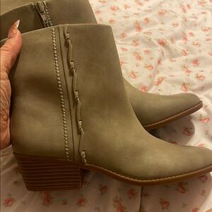 Elegant Tan Ankle Boots